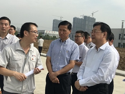 余总向袁市长介绍凯时娱人生就是博发展现状.png